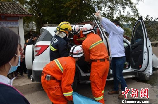 四川安岳一车祸致1死2伤 安全带救下母女俩(图