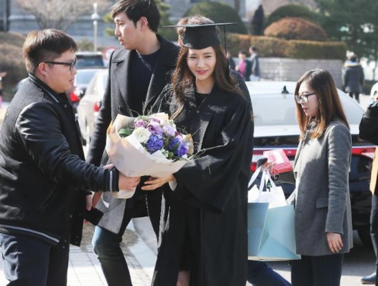 <em>少女时代</em>允儿出席毕业典礼 头戴学位帽清纯可