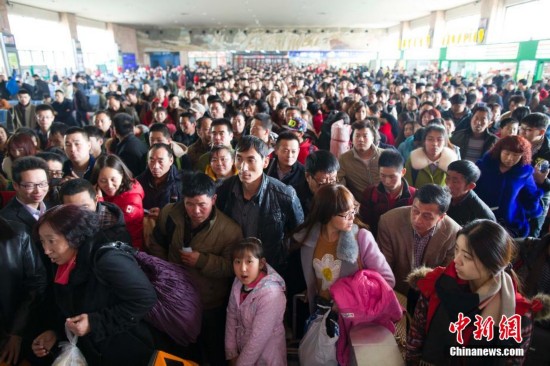 春节公路返程高峰如期而至 交通流量明显上升