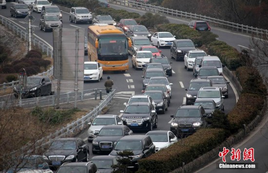 春节公路返程高峰如期而至 交通流量明显上升