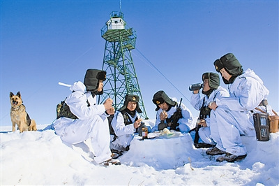 新疆边防官兵-28℃巡逻:堆起冰雪当餐桌(图)