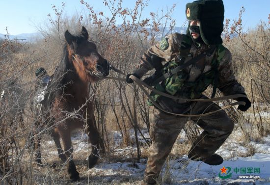 春节守边疆:新疆边防战士踏雪穿芦苇巡逻