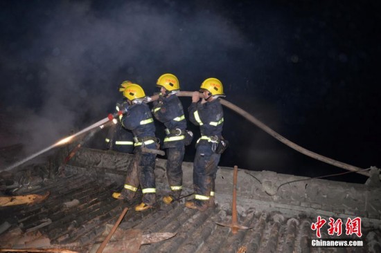 甘肃永靖县雷音寺发生火灾 部分宝殿被烧毁