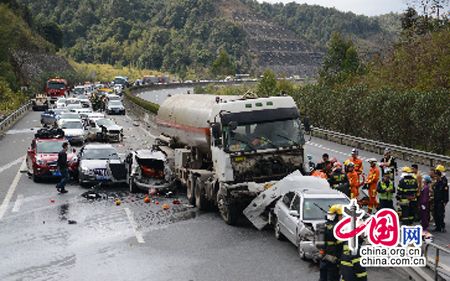 厦蓉高速9车相撞2死2伤 被困小女孩成功获救(