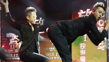 孙俪超市狂转呼啦圈 邓超吐槽:媳妇疯了--人民