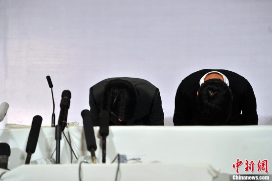 房祖名获释后<em>发</em>微博晒新发型 成龙亲自为儿剃