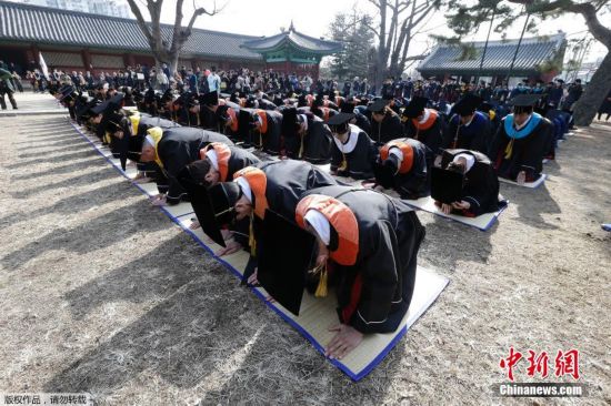 首尔成均馆大学毕业典礼 学生行跪拜告由礼(
