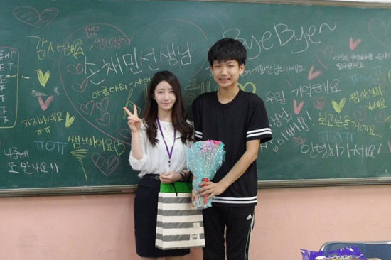 雪肌女实习老师爆红 学生爱戴网友质疑