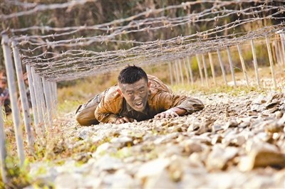 解放軍偵察兵挑戰極限：碎石上爬過鐵絲網（圖）