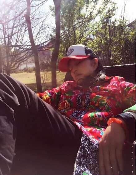 60岁 刘晓庆穿花棉袄 阳光下睡觉 网友赞睡美人