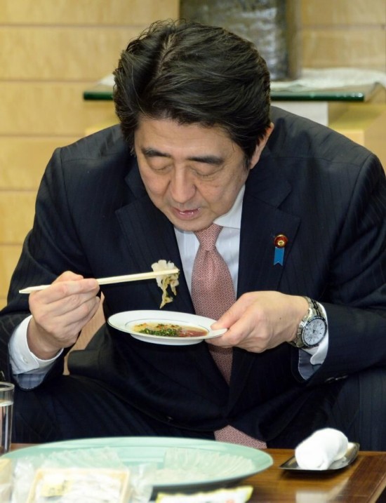 安倍接见家乡河豚联盟 品酒吃肉大赞美味(图)