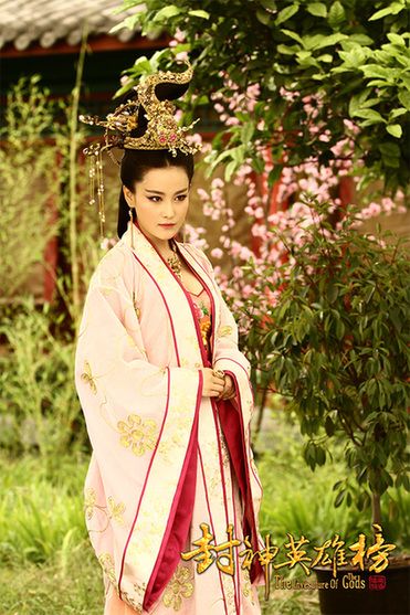 妲己被广电剪胸李依晓张馨予微博掐架 9版狐