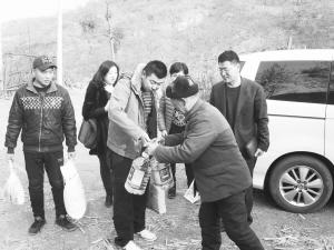 男子资助父母双亡男孩10年 弥补其所缺失父爱