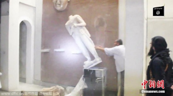 极端组织发布新视频 疯狂破坏伊拉克博物馆古文物