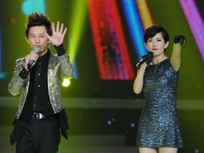 何炅处处提拔谢娜成一姐 揭娱圈大染缸里的真