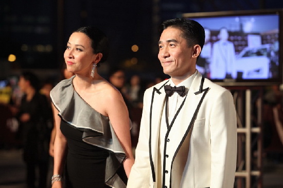 李冰冰游艇上过生日 提醒黄晓明准备Angelaba