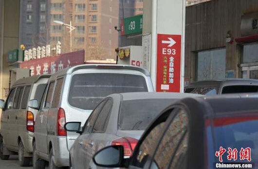 2月9日,河南郑州,汽车在加油站赶在涨价前排队加油。资料图 中新社发 王中举 摄