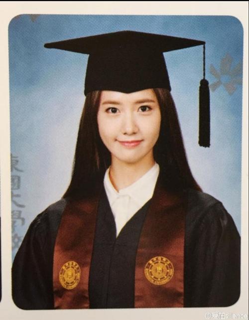 <em>少女时代</em>允儿<em>大学</em>毕业 穿学士服清纯可人--人民