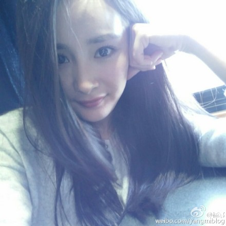 杨幂晒素颜自拍照 被调侃:越来越像唐嫣!