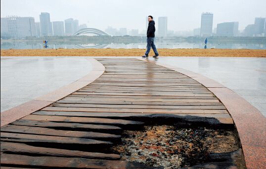 合肥天鹅湖景区木栈道被烧成黑炭