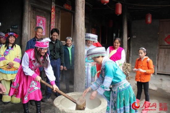 農歷羊年到了，外婆坑村少數民族村民在打糍粑，年味十足。