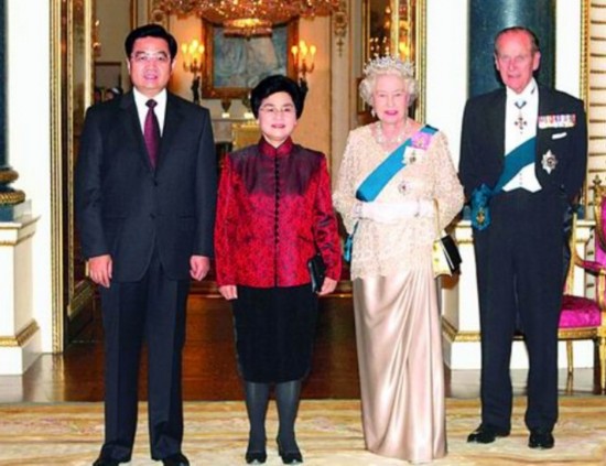 1986年10月,伊利莎白二世访华,与邓小平会谈.