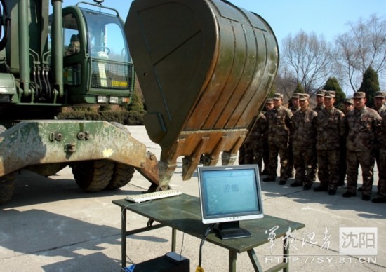 军营绝技:挖掘机打字、钻床上切割鸡蛋壳