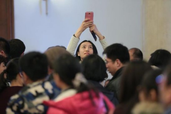 兩會新聞大戰即將開啟 記者排隊領証似春運(圖)