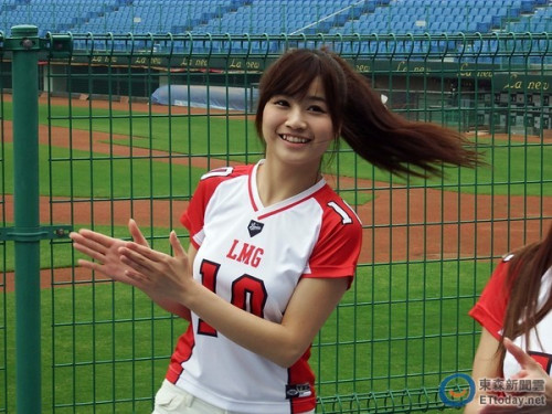 职棒拉拉队不畏严寒户外训练 彰显楚楚动人