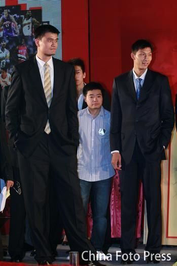 〖易建联身高是多少易建联身高是多少米〗