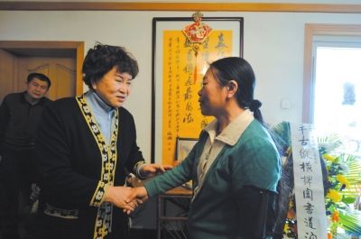刘兰芳慰问亲属.▲姜昆前来悼念.京华时报记者赵思衡摄