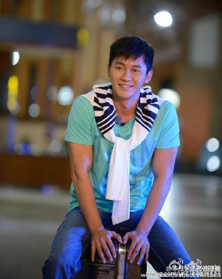 赵本山委员证被取走 范爷李晨约会约会视频遭