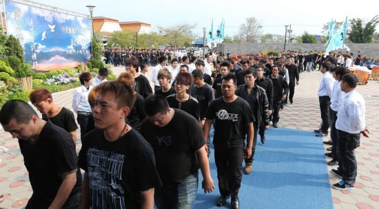 社会 社会·法治  原标题:台湾监狱劫案主谋出殡 上千黑帮兄弟送行