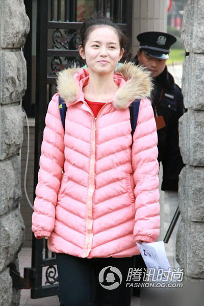 上戏艺考考生拼素颜显清纯 清一色大奔头瓜子