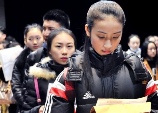 先睹为快!上戏艺考美女如云 考生拼素颜比清纯