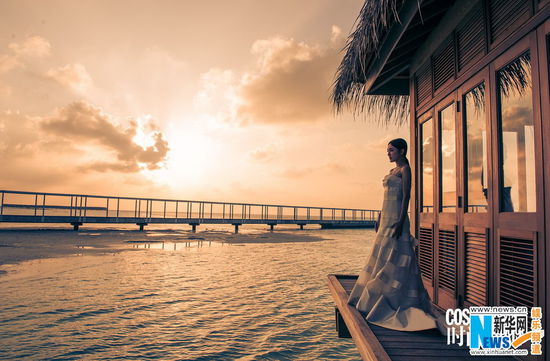 秦岚唯美婚纱大片 裹蕾丝鱼尾裙舞动娇美身姿