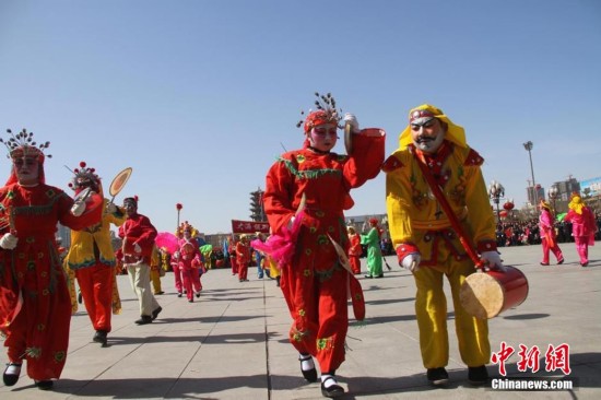 3月3日,中国农历正月十三,张掖甘州区安阳乡社火队在表演传统社火.