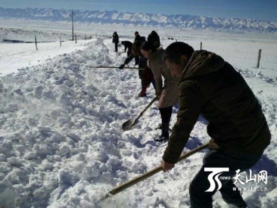 新疆巴里坤县:住村工作组清雪通路 村民点赞