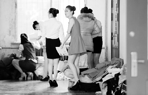 艺考生空乘面试:男生化妆女生大冬天穿裙子