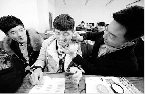 艺考生空乘面试:男生化妆女生大冬天穿裙子