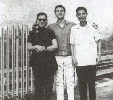 结婚照,我又想:就凭我爸当年那猴儿样,能娶到我妈真是他的福份高清图片