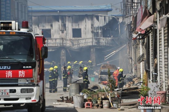 昆明一商贸中心突发火灾 已致9人死亡10人受伤
