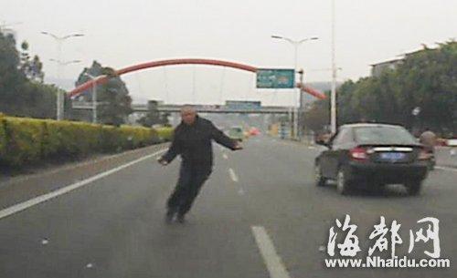 男子街头暴力乞讨 持砖拦车不给钱就砸车(图)