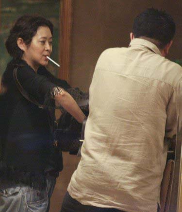 外貌清纯却当众吸烟的十大女星(组图)