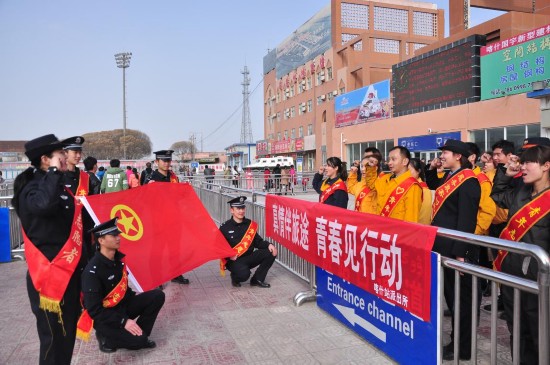 喀什铁警联合铁路内部单位 共同开展学雷锋活