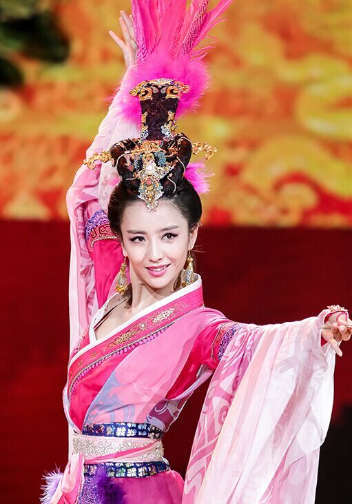 最美貂蝉佟丽娅 今晚元宵晚会备受期待