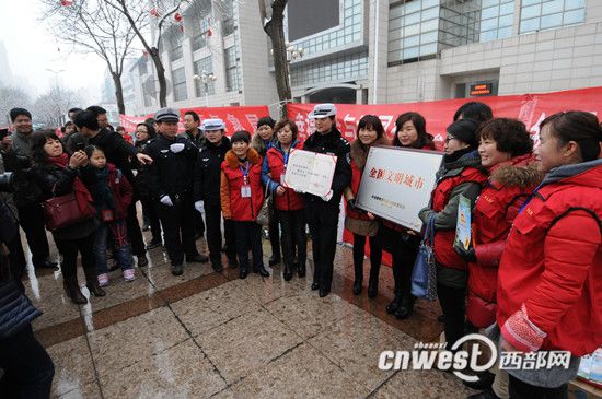 宝鸡创文十六载圆梦 市民争相与奖牌合影分享