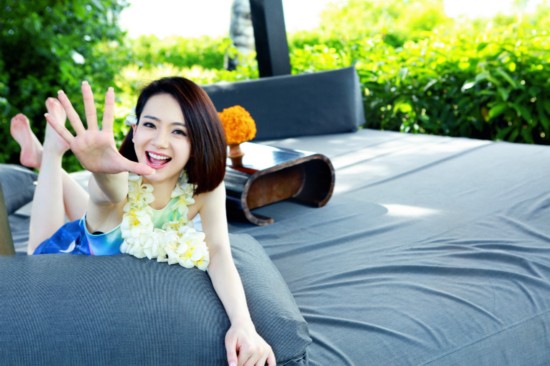 哪像人母!戚薇美国清凉写真曝光 开心大笑像芳