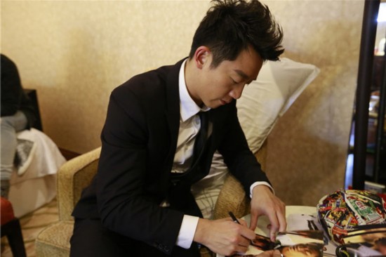 临时演员》郑恺展百变造型 与记者互动热场\/图