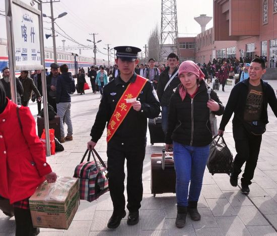 喀什铁警联合铁路内部单位 共同开展学雷锋活